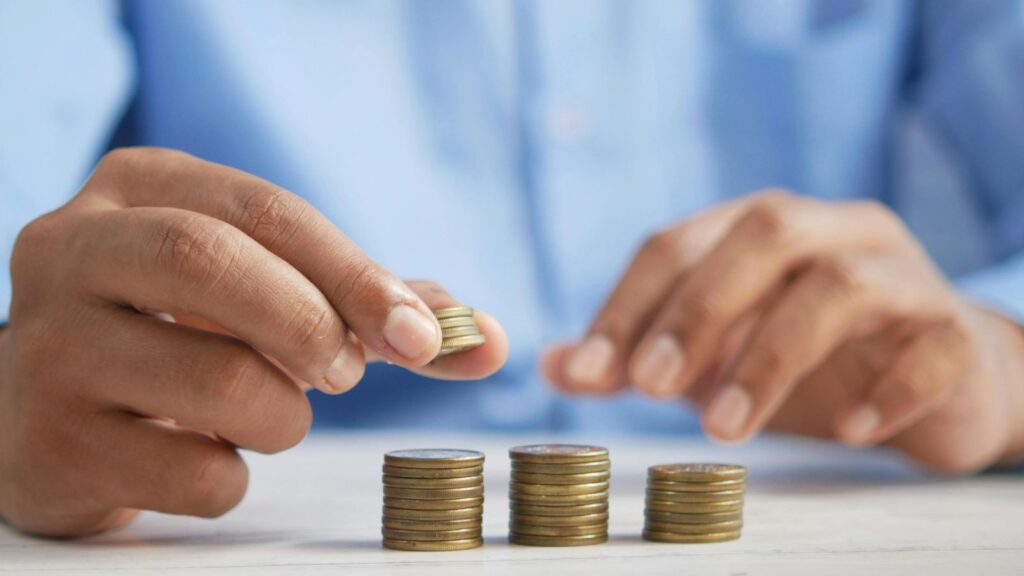 mãos contando cédulas de real para controle de finanças